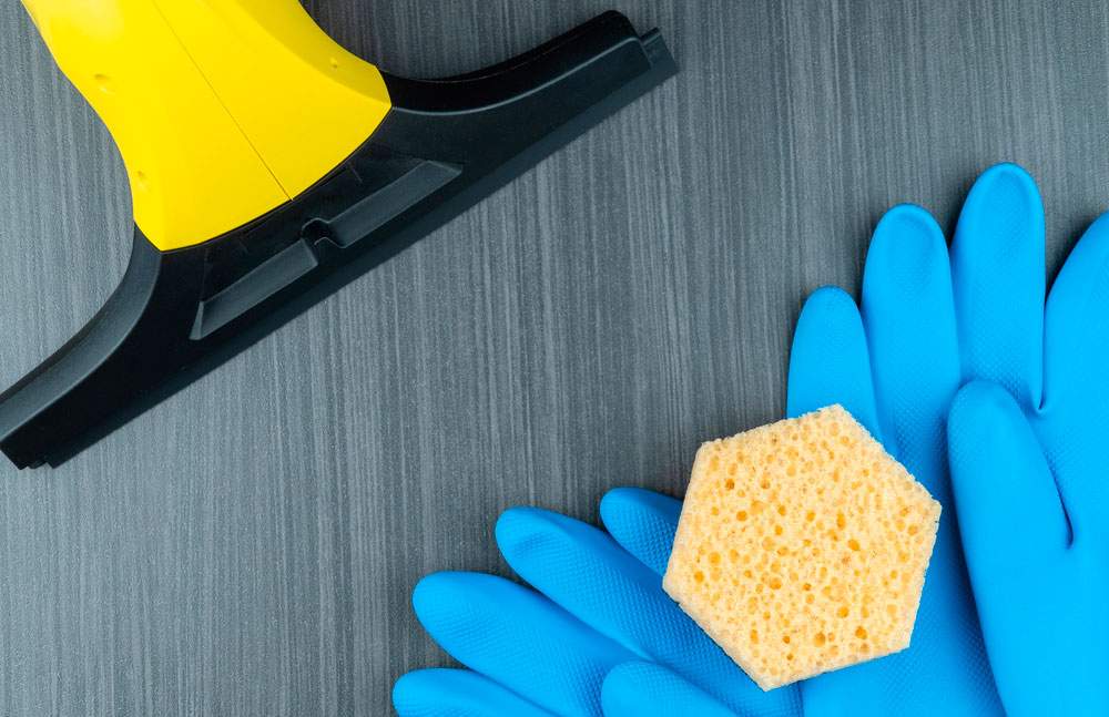 Equipo de limpieza: guantes, esponja y aspiradora